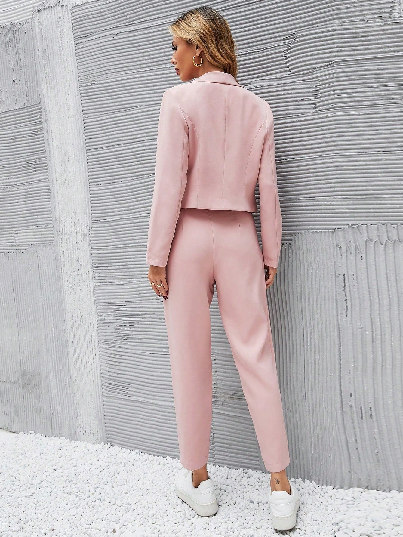 Chiquease Conjunto de paletó curto feminino de cor alperce e calça de terno com bolsos frontais plissados