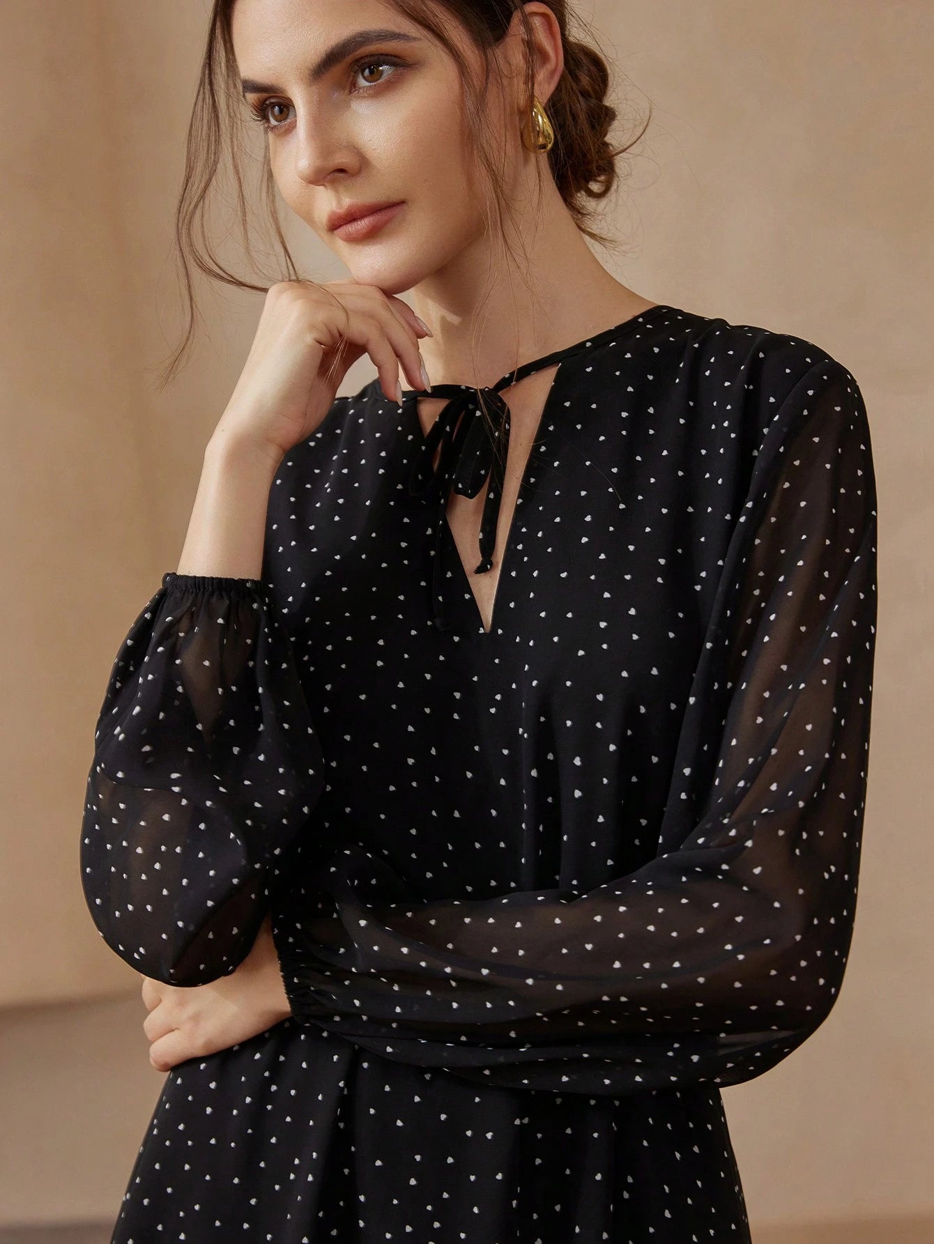 Aveloria Modichic Vestido Elegante com Mangas Longas, Cinto, Gola de Laço e Estampa de Bolinhas Transparente de Chiffon para Mulheres