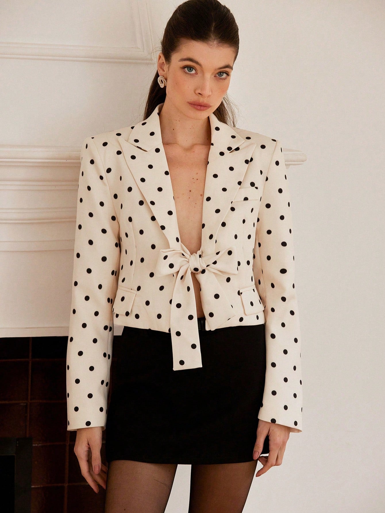 Aveloria Rosie Blazer Cropped com Amarração na Frente e Estampa de Bolinhas, Design Clássico Francês