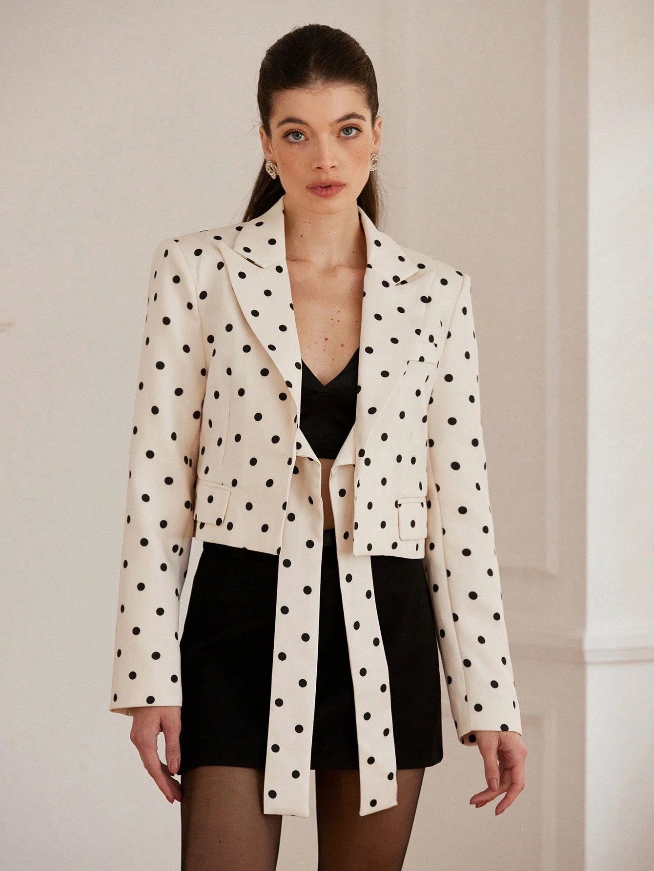 Aveloria Rosie Blazer Cropped com Amarração na Frente e Estampa de Bolinhas, Design Clássico Francês