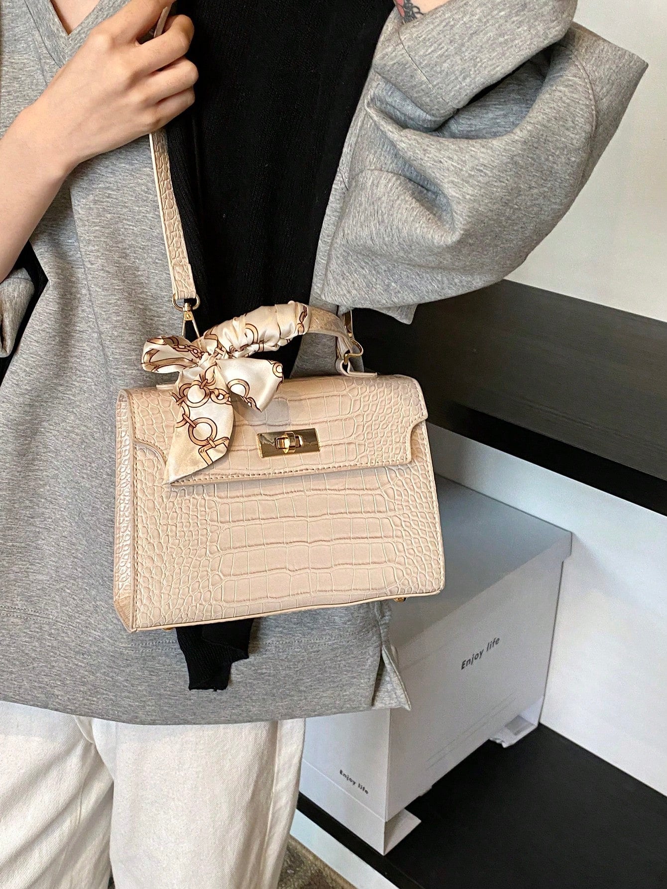 Nova Bolsa Feminina Padrão Crocodilo Brilhante, Grande Capacidade, Moda e Elegante, Acompanha Lenço Estiloso, Pode Ser Usada Como Bolsa de Ombro, Preta
