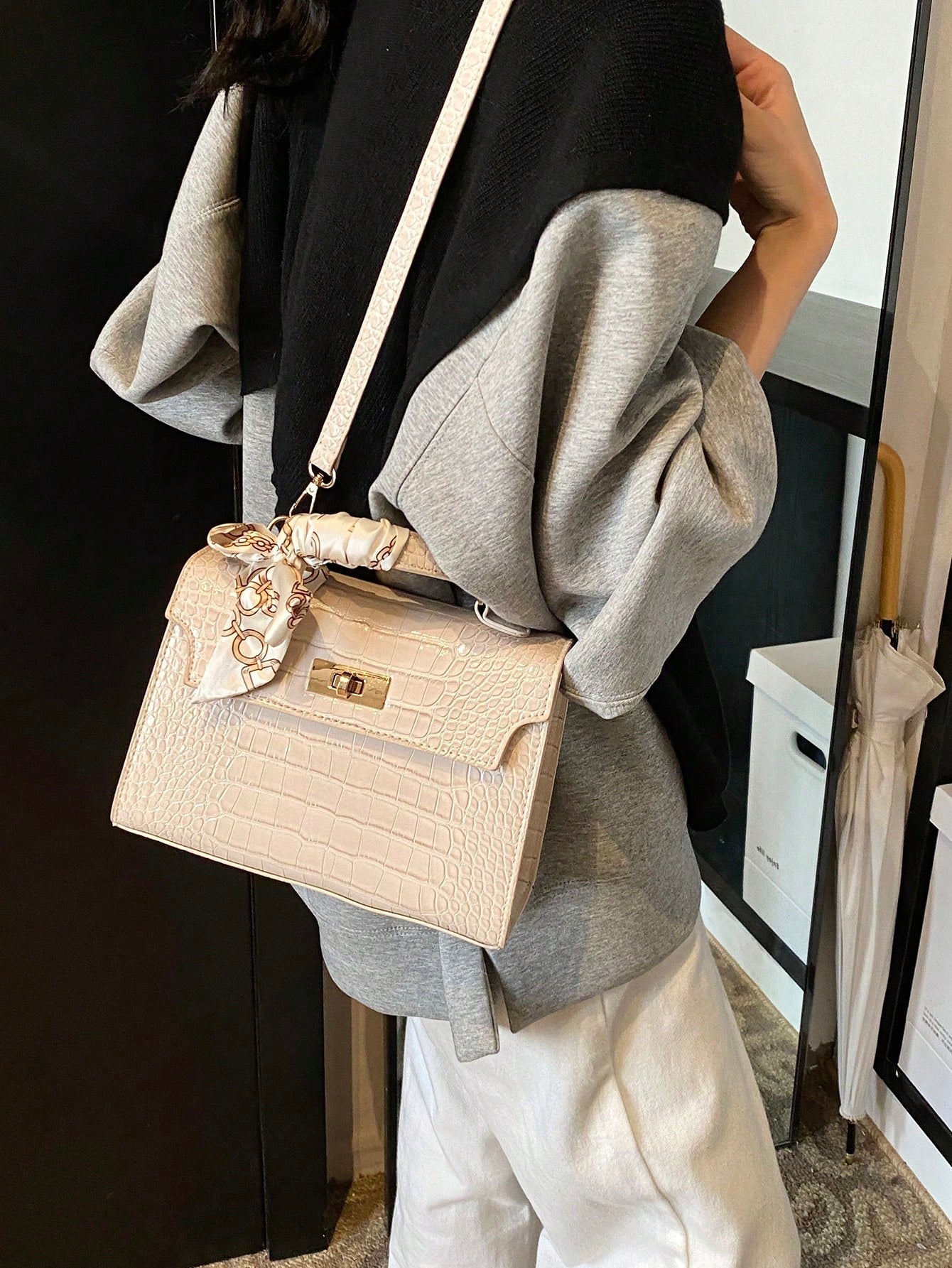 Nova Bolsa Feminina Padrão Crocodilo Brilhante, Grande Capacidade, Moda e Elegante, Acompanha Lenço Estiloso, Pode Ser Usada Como Bolsa de Ombro, Preta