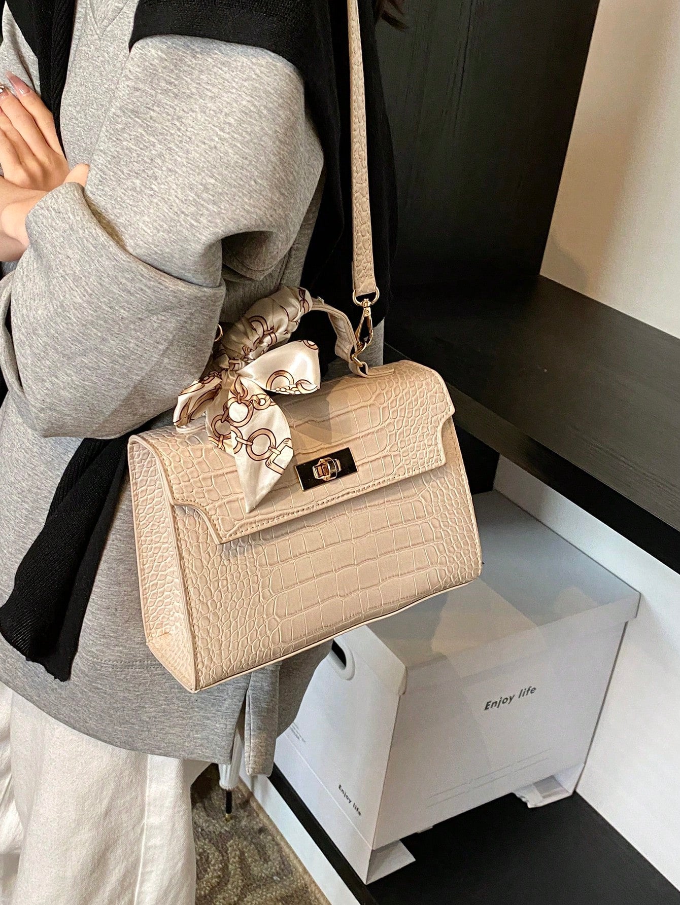 Nova Bolsa Feminina Padrão Crocodilo Brilhante, Grande Capacidade, Moda e Elegante, Acompanha Lenço Estiloso, Pode Ser Usada Como Bolsa de Ombro, Preta