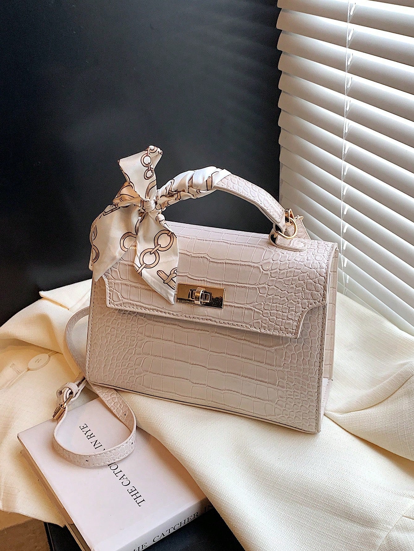 Nova Bolsa Feminina Padrão Crocodilo Brilhante, Grande Capacidade, Moda e Elegante, Acompanha Lenço Estiloso, Pode Ser Usada Como Bolsa de Ombro, Preta