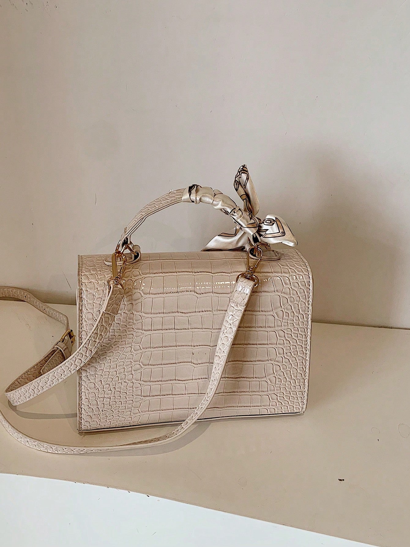 Nova Bolsa Feminina Padrão Crocodilo Brilhante, Grande Capacidade, Moda e Elegante, Acompanha Lenço Estiloso, Pode Ser Usada Como Bolsa de Ombro, Preta