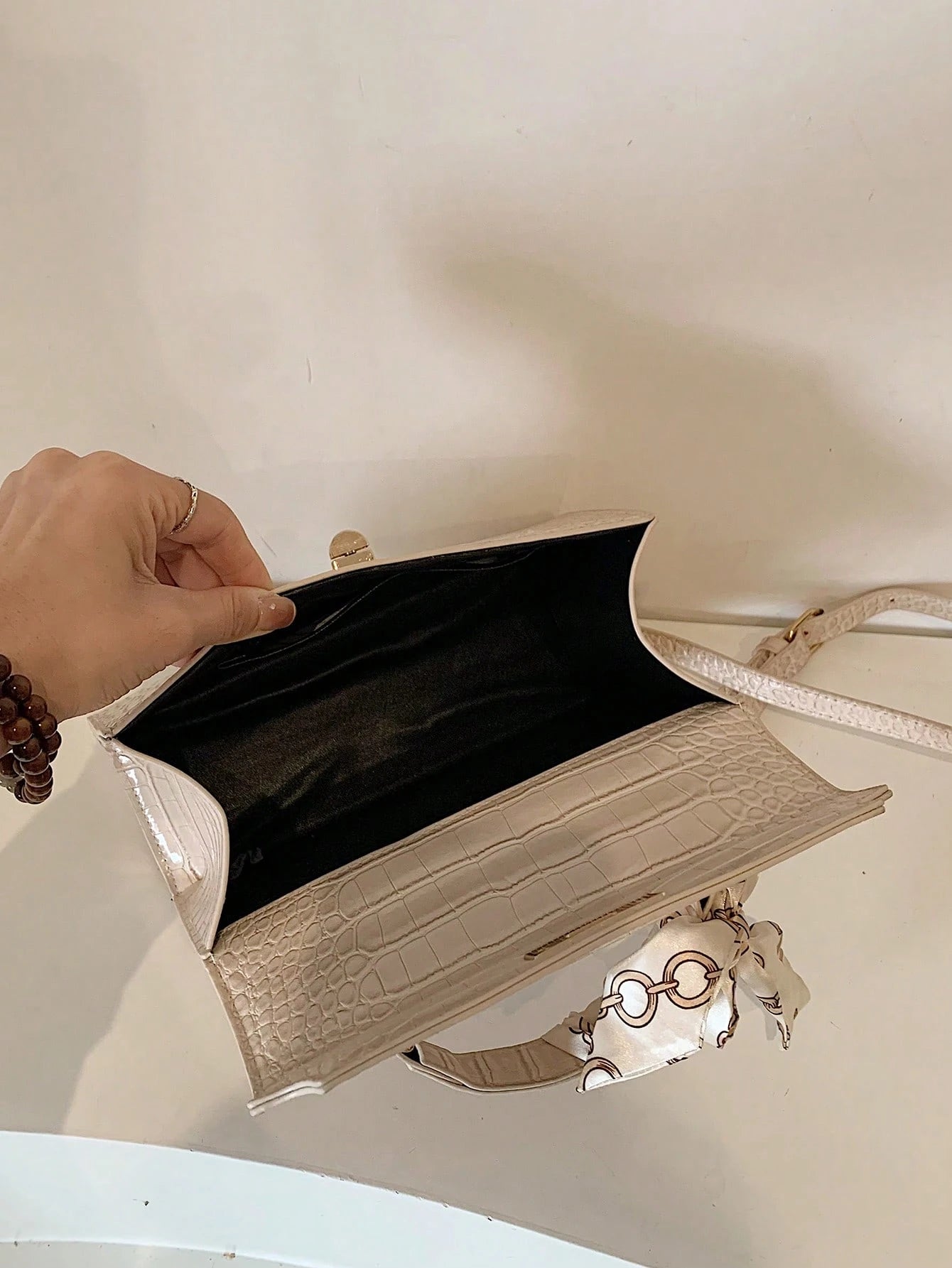 Nova Bolsa Feminina Padrão Crocodilo Brilhante, Grande Capacidade, Moda e Elegante, Acompanha Lenço Estiloso, Pode Ser Usada Como Bolsa de Ombro, Preta