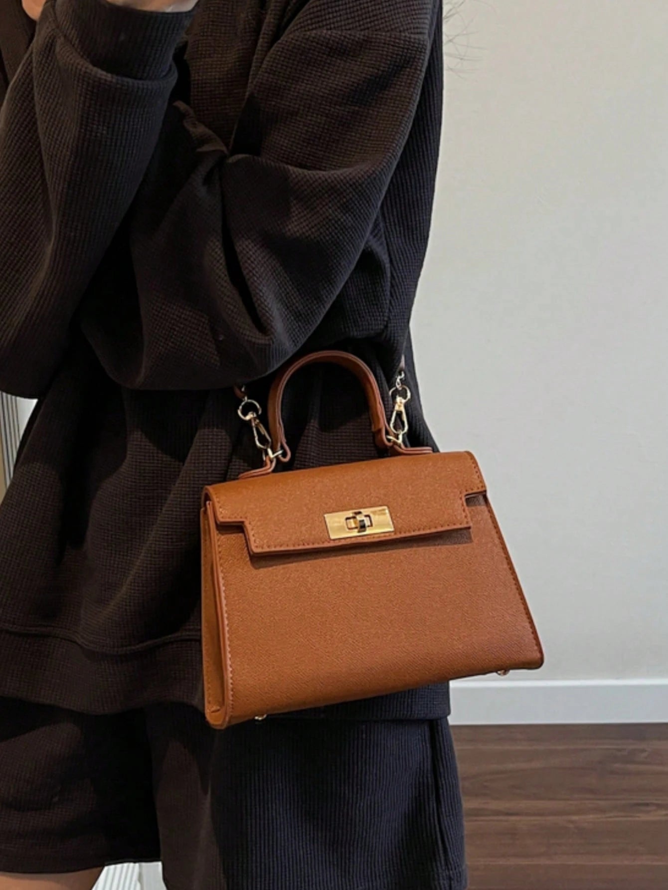 Nova Bolsa Feminina Padrão Crocodilo Brilhante, Grande Capacidade, Moda e Elegante, Acompanha Lenço Estiloso, Pode Ser Usada Como Bolsa de Ombro, Preta