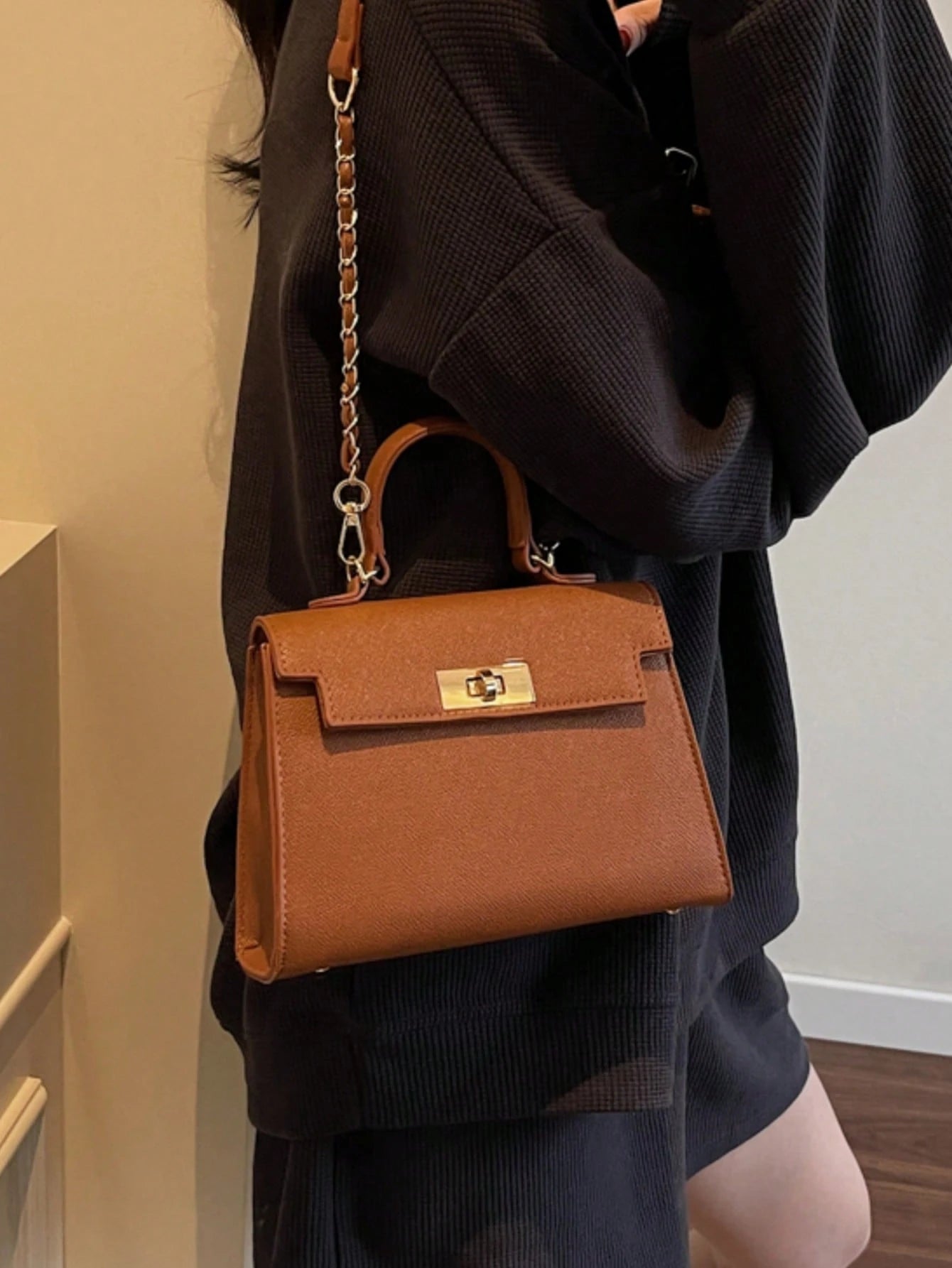 Nova Bolsa Feminina Padrão Crocodilo Brilhante, Grande Capacidade, Moda e Elegante, Acompanha Lenço Estiloso, Pode Ser Usada Como Bolsa de Ombro, Preta