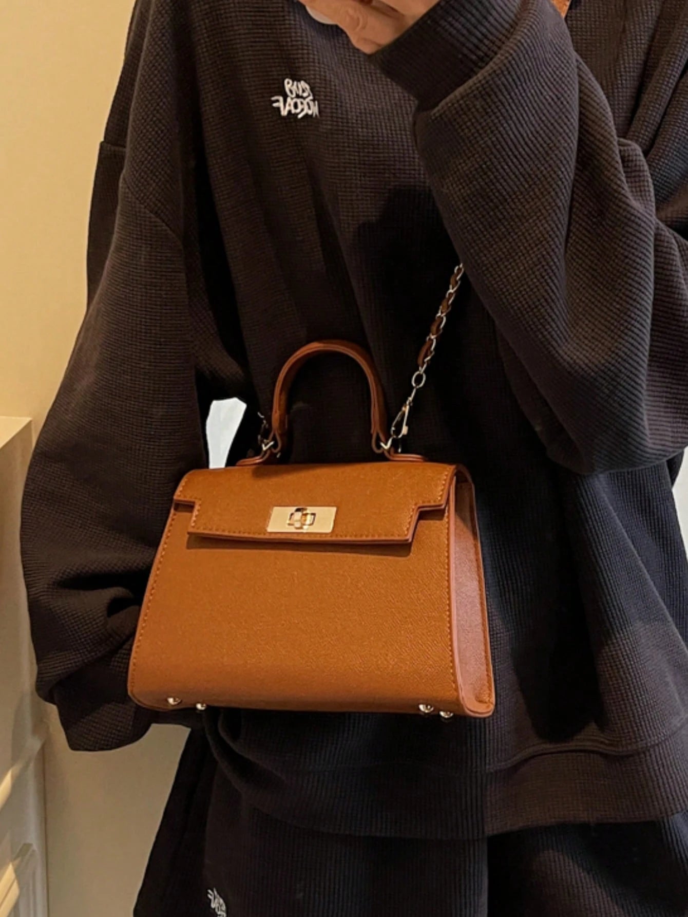 Nova Bolsa Feminina Padrão Crocodilo Brilhante, Grande Capacidade, Moda e Elegante, Acompanha Lenço Estiloso, Pode Ser Usada Como Bolsa de Ombro, Preta