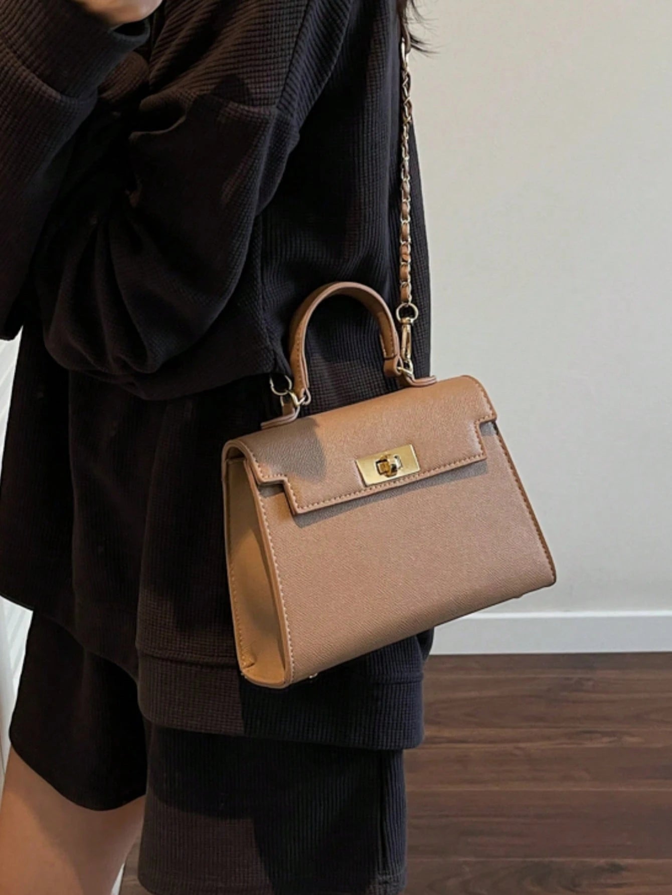 Nova Bolsa Feminina Padrão Crocodilo Brilhante, Grande Capacidade, Moda e Elegante, Acompanha Lenço Estiloso, Pode Ser Usada Como Bolsa de Ombro, Preta
