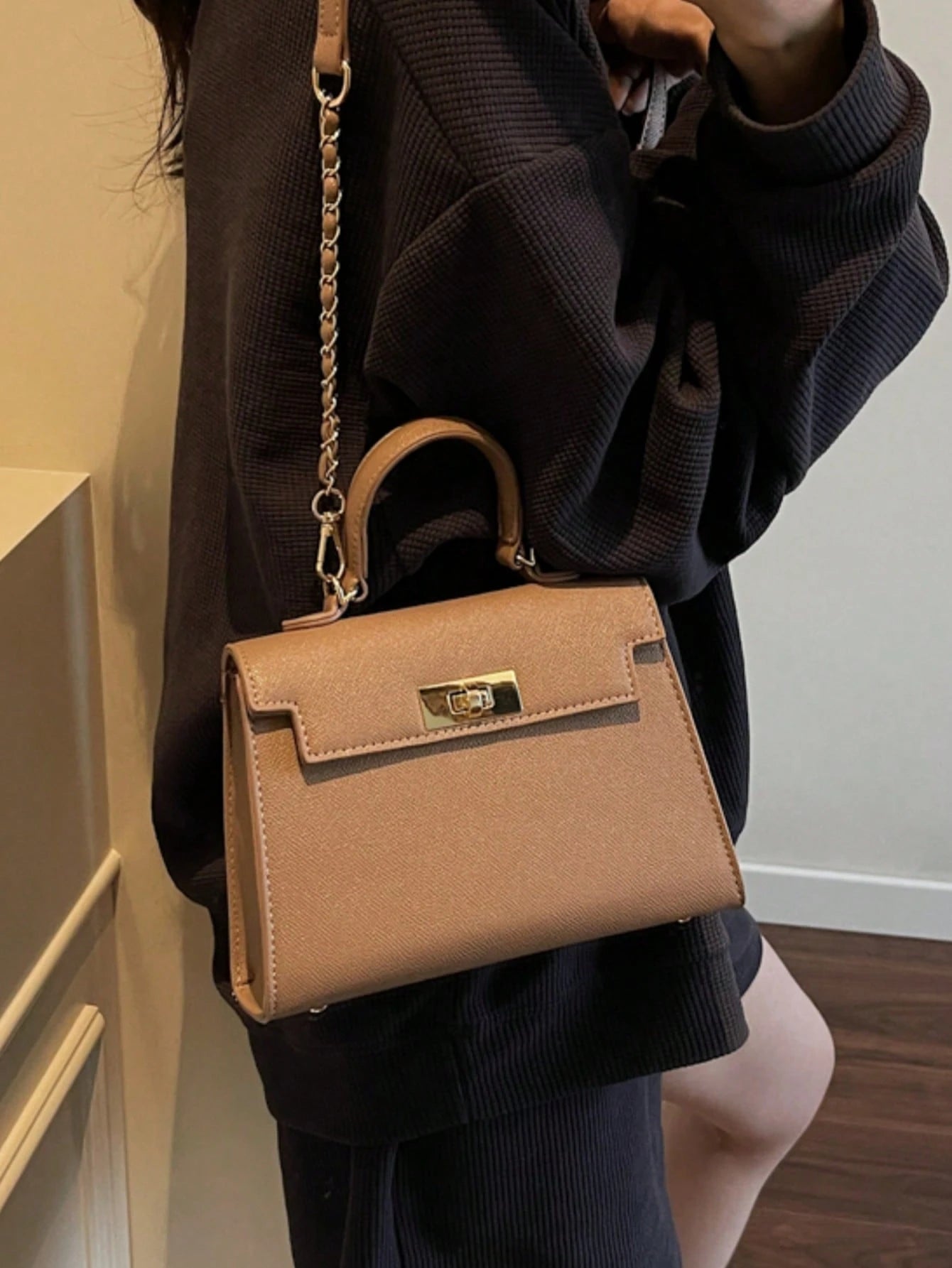 Nova Bolsa Feminina Padrão Crocodilo Brilhante, Grande Capacidade, Moda e Elegante, Acompanha Lenço Estiloso, Pode Ser Usada Como Bolsa de Ombro, Preta