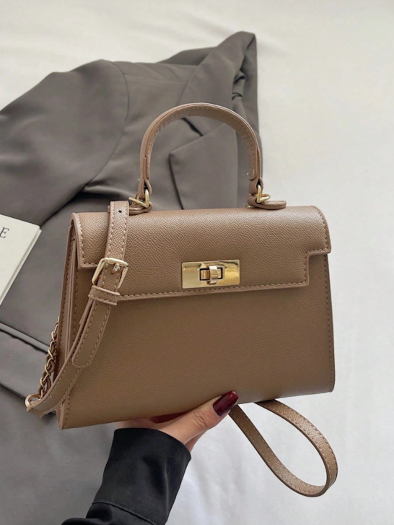 Nova Bolsa Feminina Padrão Crocodilo Brilhante, Grande Capacidade, Moda e Elegante, Acompanha Lenço Estiloso, Pode Ser Usada Como Bolsa de Ombro, Preta