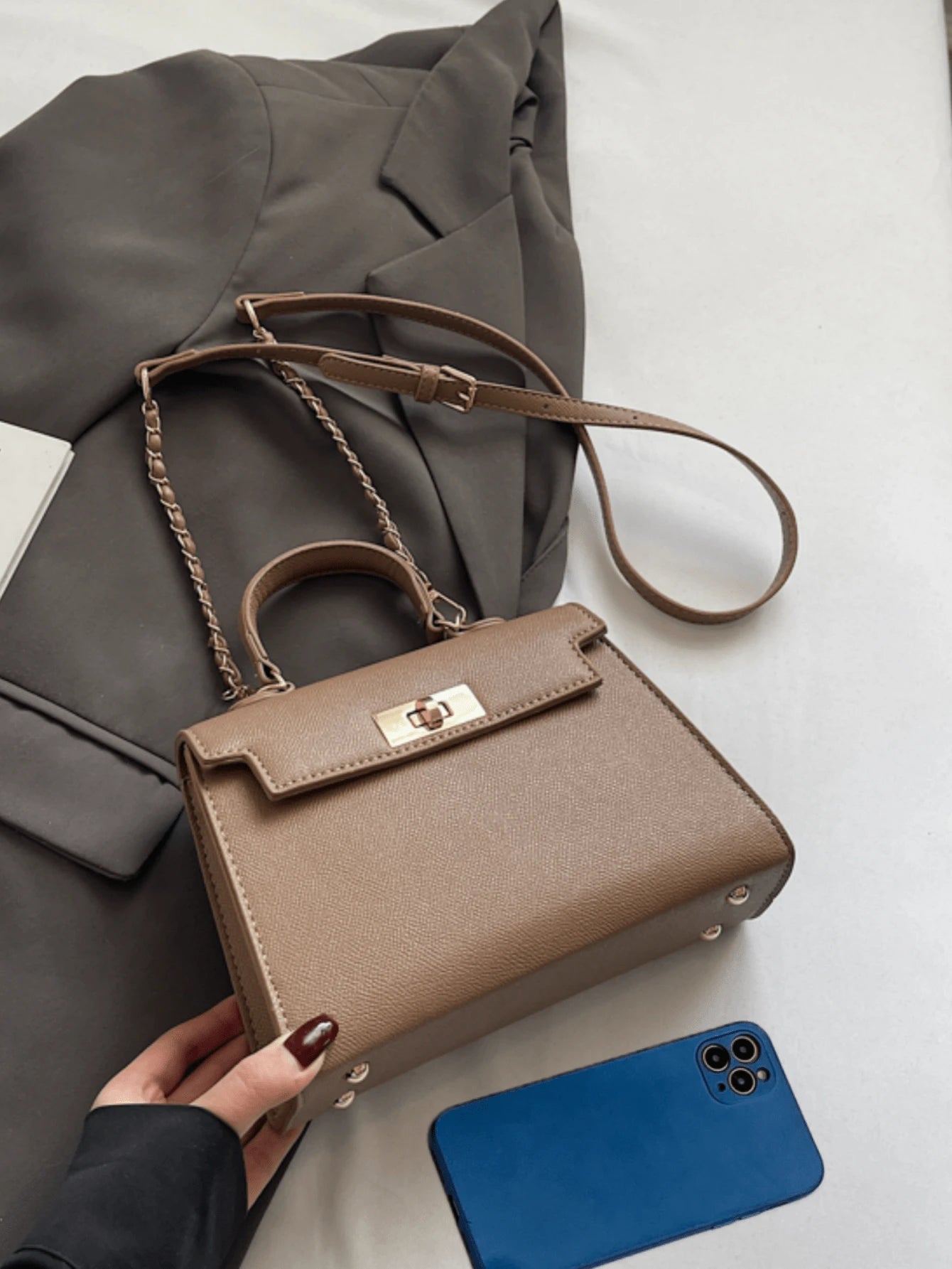 Nova Bolsa Feminina Padrão Crocodilo Brilhante, Grande Capacidade, Moda e Elegante, Acompanha Lenço Estiloso, Pode Ser Usada Como Bolsa de Ombro, Preta