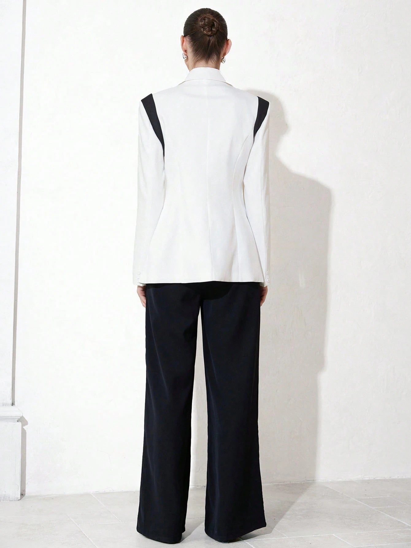 Aveloria Modichic Jaqueta de Terno Feminino Casual de Escritório em Estilo Clássico Azul e Preto, Design Chique com Lapela, Decote em V, Ajuste na Cintura, Slim, Ombreiras, Fechamento com Botão Único, Manga Longa