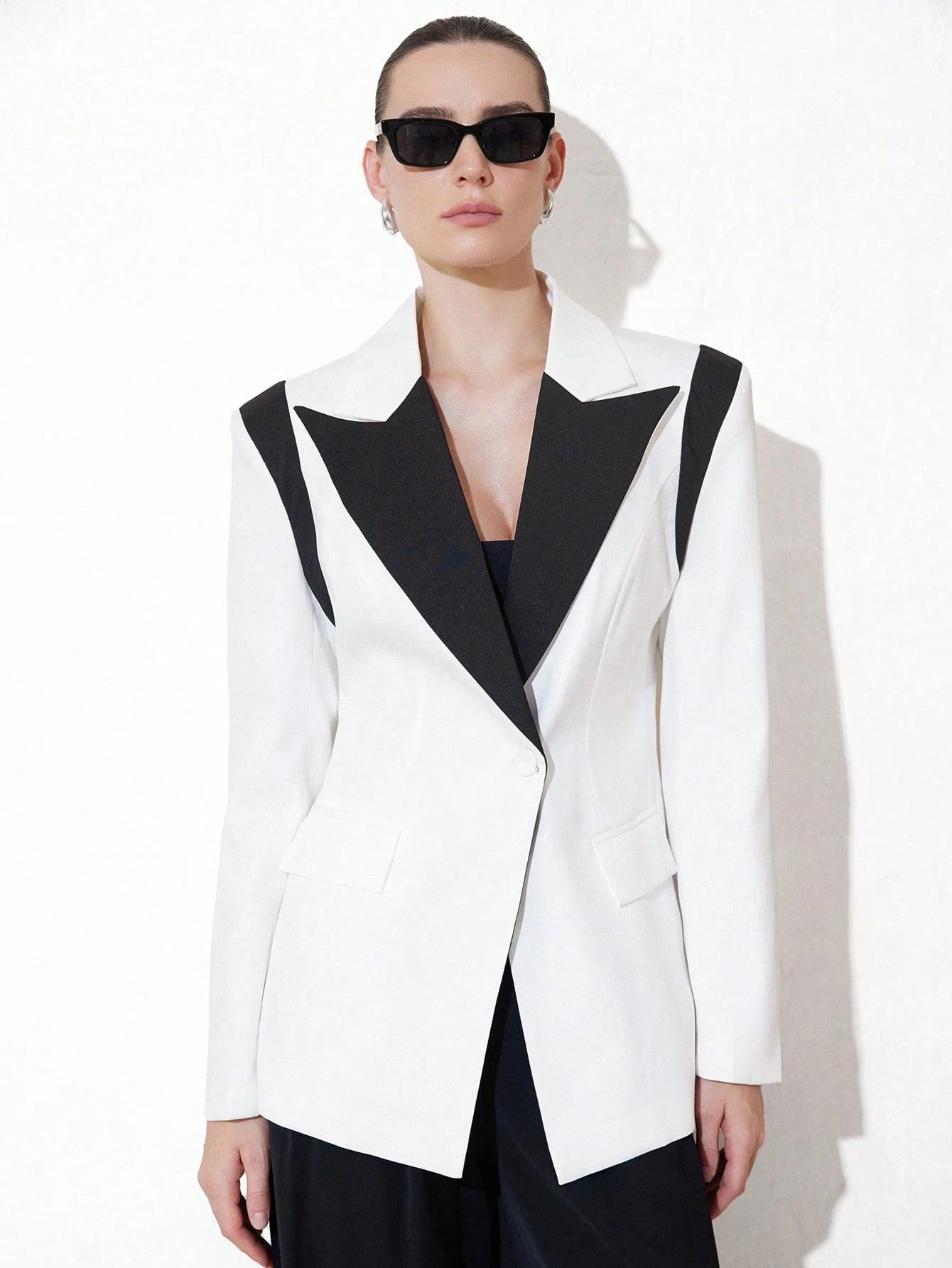 Aveloria Modichic Jaqueta de Terno Feminino Casual de Escritório em Estilo Clássico Azul e Preto, Design Chique com Lapela, Decote em V, Ajuste na Cintura, Slim, Ombreiras, Fechamento com Botão Único, Manga Longa