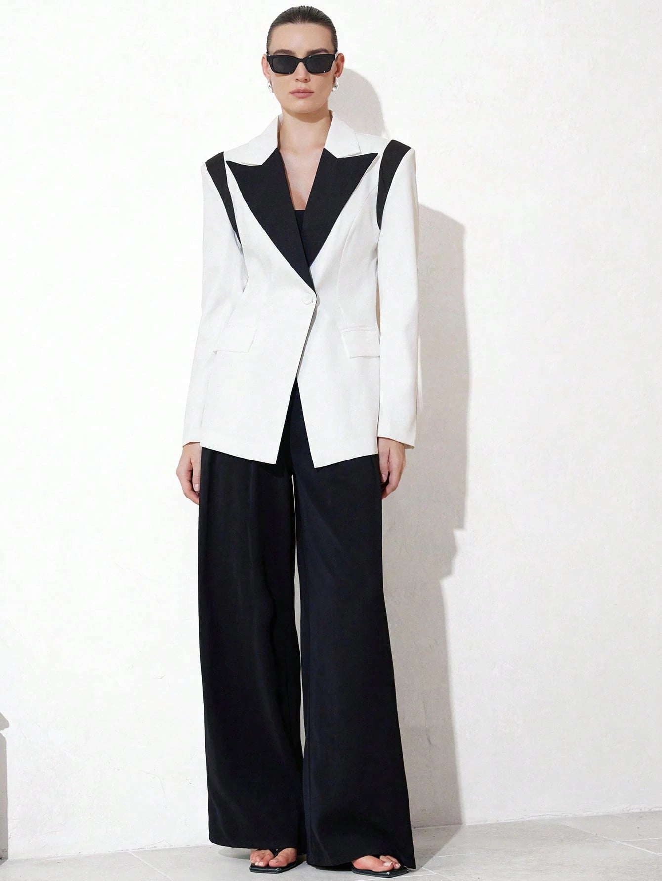 Aveloria Modichic Jaqueta de Terno Feminino Casual de Escritório em Estilo Clássico Azul e Preto, Design Chique com Lapela, Decote em V, Ajuste na Cintura, Slim, Ombreiras, Fechamento com Botão Único, Manga Longa