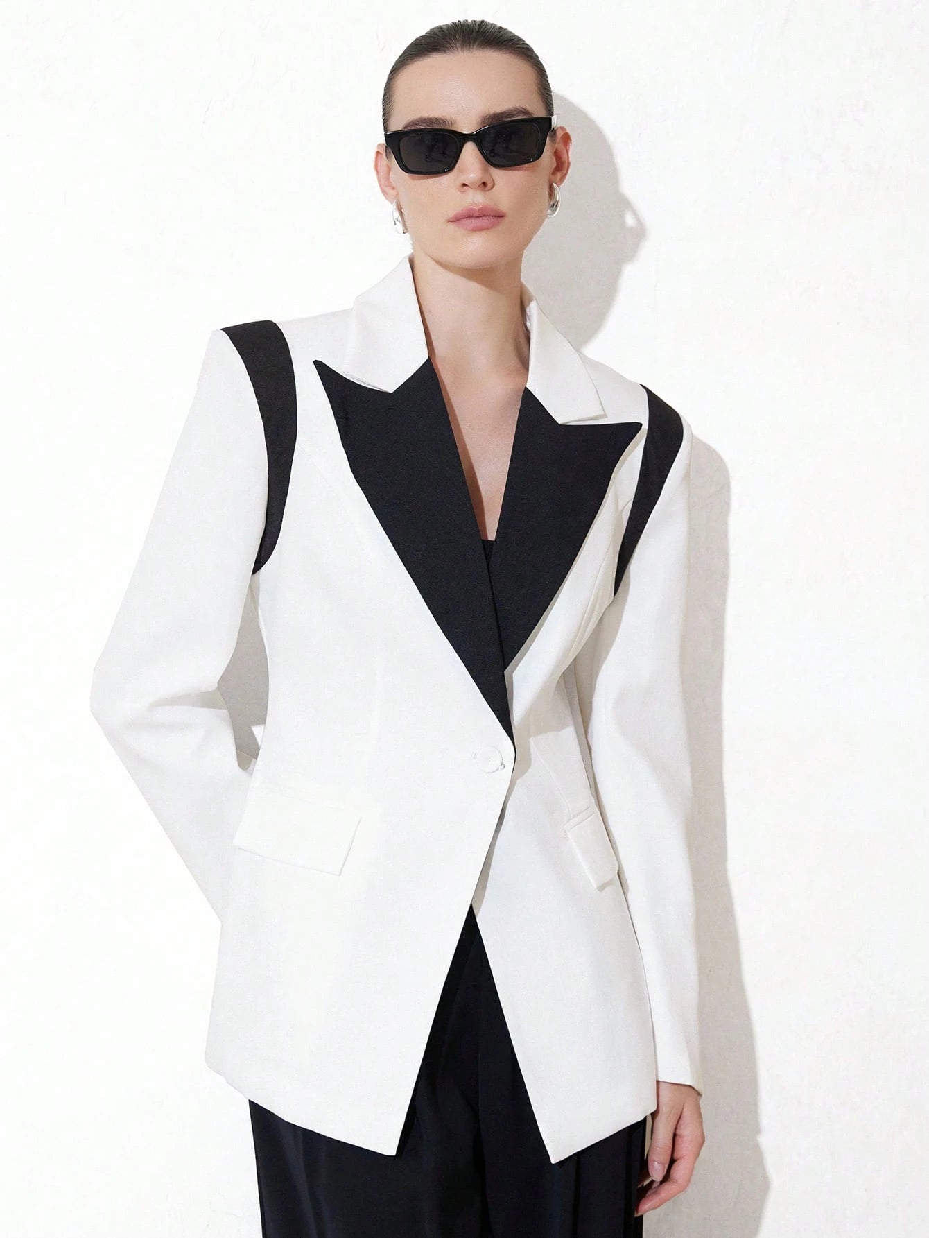 Aveloria Modichic Jaqueta de Terno Feminino Casual de Escritório em Estilo Clássico Azul e Preto, Design Chique com Lapela, Decote em V, Ajuste na Cintura, Slim, Ombreiras, Fechamento com Botão Único, Manga Longa