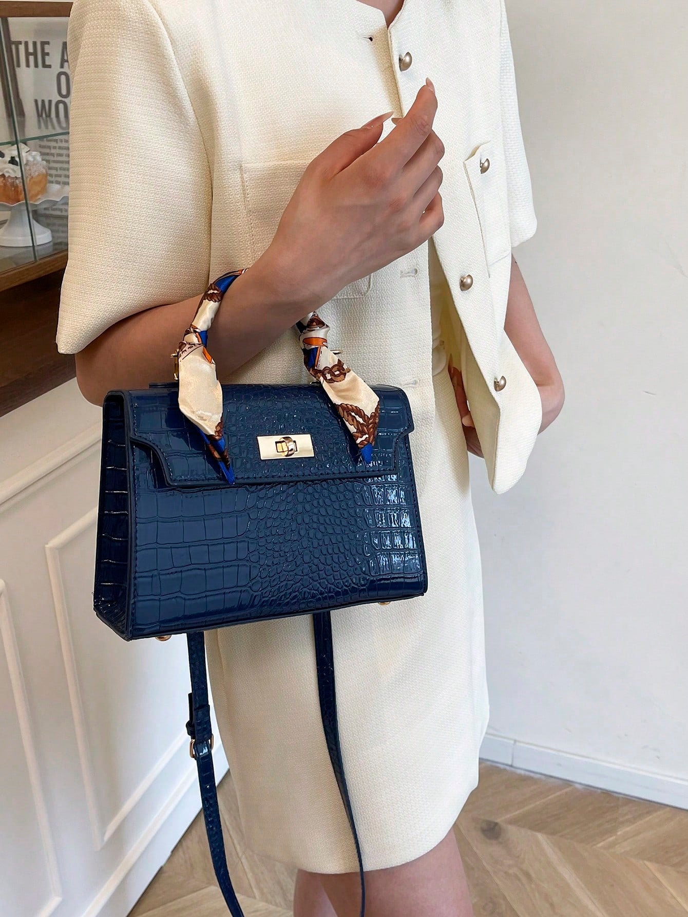 Nova Bolsa Feminina Padrão Crocodilo Brilhante, Grande Capacidade, Moda e Elegante, Acompanha Lenço Estiloso, Pode Ser Usada Como Bolsa de Ombro, Preta