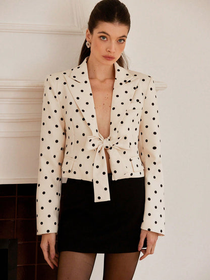 Aveloria Rosie Blazer Cropped com Amarração na Frente e Estampa de Bolinhas, Design Clássico Francês