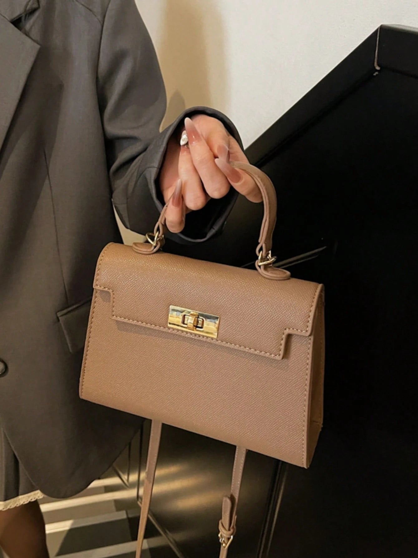 Nova Bolsa Feminina Padrão Crocodilo Brilhante, Grande Capacidade, Moda e Elegante, Acompanha Lenço Estiloso, Pode Ser Usada Como Bolsa de Ombro, Preta