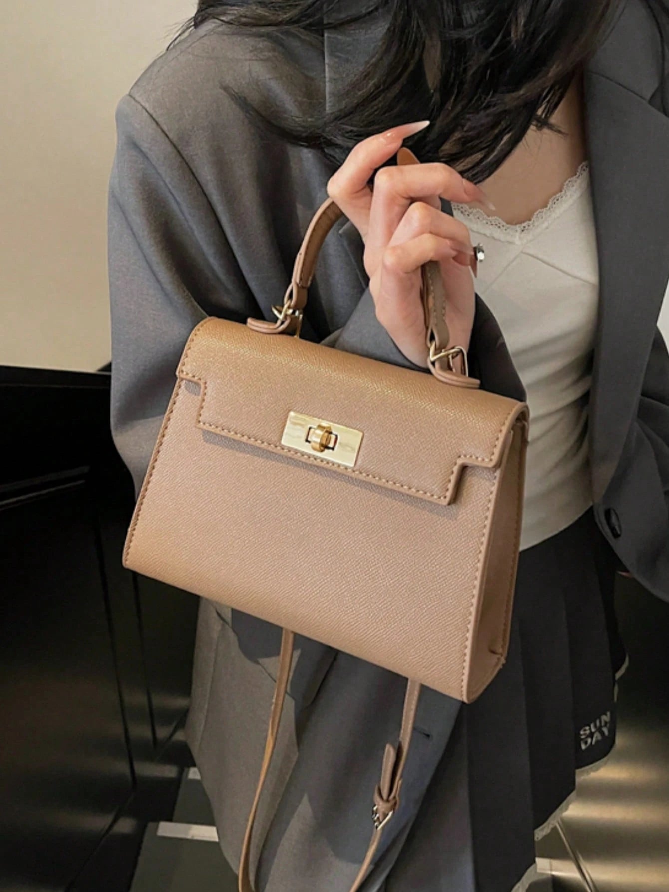 Nova Bolsa Feminina Padrão Crocodilo Brilhante, Grande Capacidade, Moda e Elegante, Acompanha Lenço Estiloso, Pode Ser Usada Como Bolsa de Ombro, Preta